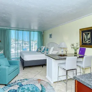 Waterfront Room, Heated Pool, Tiki Bar & Grill South Bradenton